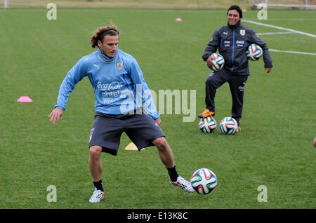 Montevideo, Uruguay. 21st May, 2014. Uruguay's national team player Diego Forlan takes part during a training session before the FIFA World Cup, at Uruguay Celeste complex, in Montevideo, capital of Uruguay, on May 21, 2014. © Nicolas Celaya/Xinhua/Alamy Live News Stock Photo