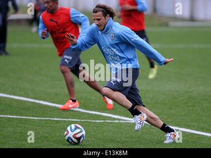 Montevideo, Uruguay. 21st May, 2014. Uruguay's national team player Diego Forlan takes part during a training session before the FIFA World Cup, at Uruguay Celeste complex, in Montevideo, capital of Uruguay, on May 21, 2014. © Nicolas Celaya/Xinhua/Alamy Live News Stock Photo