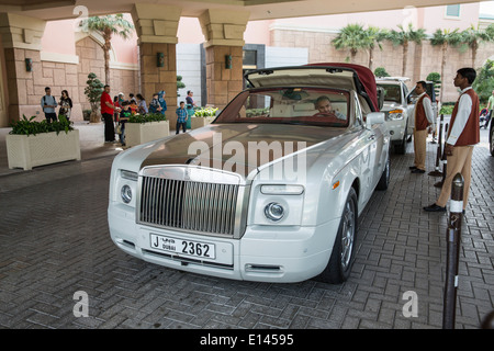 United Arab Emirates, Dubai, Rolls Royce arrives at Atlantis Hotel on Palm Jumeirah Stock Photo