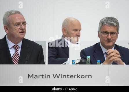 Ingolstadt, Germany. 22nd May, 2014. Audi chairman of the management board Rupert Stadler (R), Volkswagen chairman of the management board Martin Winterkorn (L) and Volkswagen chairman of the supervisory board Ferdinand Piech attend the Audi general meeting in Ingolstadt, Germany, 22 May 2014. Photo: ARMIN WEIGEL/dpa/Alamy Live News Stock Photo