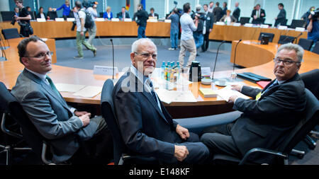 The former president of the German Federal Constitutional Court Hans-Juergen Papier (R-L), former judge at the constitutional court, Wolfgang Hoffmann-Riem, and expert for constitutional law Matthias Baecker attend as legal experts the hearing of the parliamentary NSA-Committee of Enquiry in Berlin, Germany, 22 May 2014. The committee aims to shed light on the mass surveillance of German citizens, companies and politicians by the NSA and other foreign intelligence services. Photo: Bernd von Jutrczenka/dpa Stock Photo