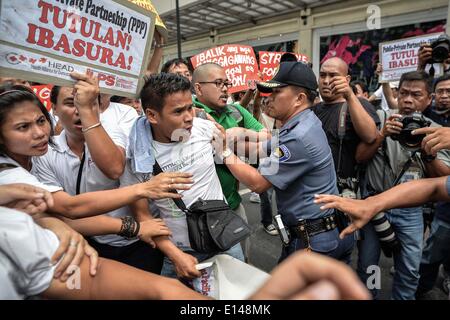 Makati, Philippines. 22nd May, 2014. Demonstrators scuffle with police officers as they attempt to hold a protest near the venue of the World Economic Forum on East Asia at the financial district of Makati, south of Manila, Philippines, May 22, 2014. Demonstrators criticized the Philippine government for allegedly hiding the worsening poverty and rampant corruption in the country as it welcomes foreign leaders and business heads during Asia's version of the World Economic Forum.Photo: Ezra Acayan/NurPhoto Credit:  Ezra Acayan/NurPhoto/ZUMAPRESS.com/Alamy Live News Stock Photo
