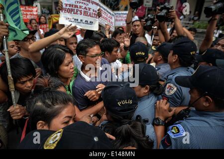 Makati, Philippines. 22nd May, 2014. Demonstrators scuffle with police officers as they attempt to hold a protest near the venue of the World Economic Forum on East Asia at the financial district of Makati, south of Manila, Philippines, May 22, 2014. Demonstrators criticized the Philippine government for allegedly hiding the worsening poverty and rampant corruption in the country as it welcomes foreign leaders and business heads during Asia's version of the World Economic Forum.Photo: Ezra Acayan/NurPhoto Credit:  Ezra Acayan/NurPhoto/ZUMAPRESS.com/Alamy Live News Stock Photo