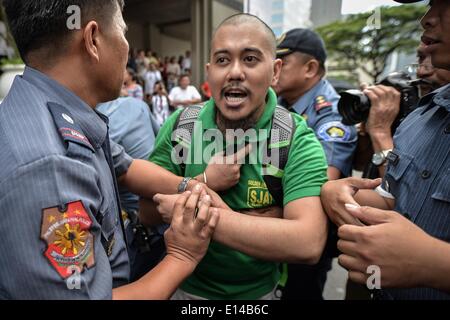 Makati, Philippines. 22nd May, 2014. Police officers arrest a demonstrator during a protest near the venue of the World Economic Forum on East Asia at the financial district of Makati, south of Manila, Philippines, May 22, 2014. Demonstrators criticized the Philippine government for allegedly hiding the worsening poverty and rampant corruption in the country as it welcomes foreign leaders and business heads during Asia's version of the World Economic Forum.Photo: Ezra Acayan/NurPhoto Credit:  Ezra Acayan/NurPhoto/ZUMAPRESS.com/Alamy Live News Stock Photo