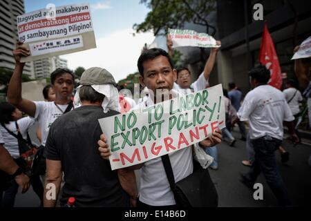 Makati, Philippines. 22nd May, 2014. Demonstrators hold up placards during a protest near the venue of the World Economic Forum on East Asia at the financial district of Makati, south of Manila, Philippines, May 22, 2014. Demonstrators criticized the Philippine government for allegedly hiding the worsening poverty and rampant corruption in the country as it welcomes foreign leaders and business heads during Asia's version of the World Economic Forum.Photo: Ezra Acayan/NurPhoto Credit:  Ezra Acayan/NurPhoto/ZUMAPRESS.com/Alamy Live News Stock Photo