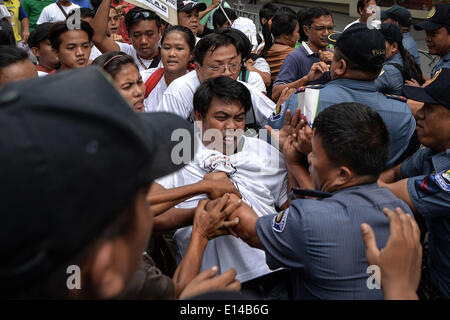 Makati, Philippines. 22nd May, 2014. Demonstrators scuffle with police officers as they attempt hold a protest near the venue of the World Economic Forum on East Asia at the financial district of Makati, south of Manila, Philippines, May 22, 2014. Demonstrators criticized the Philippine government for allegedly hiding the worsening poverty and rampant corruption in the country as it welcomes foreign leaders and business heads during Asia's version of the World Economic Forum.Photo: Ezra Acayan/NurPhoto Credit:  Ezra Acayan/NurPhoto/ZUMAPRESS.com/Alamy Live News Stock Photo