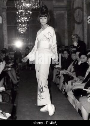 JAPANESE FASHION SHOW IN PARIS 25 JULY 1960 Stock Photo - Alamy