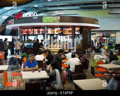 India, Mumbai, Santa Cruz Domestic Airport, passengers in T2 new departure terminal food court Stock Photo