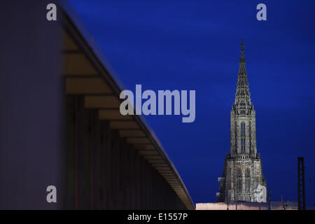 Ulm, Germany. 17th May, 2014. The minster at sunset in Ulm, Germany, 17 May 2014. The Ulm Minster has the world's tallest church steeple. It is a permanent construction site due to non-stop restoration work. The railway bridge is pictured in the foreground. Photo: Felix Kaestle/dpa/Alamy Live News Stock Photo