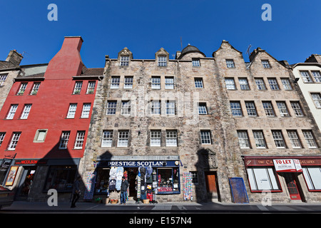 Traditional architecture and a Scottish souvenir gift shop on the Royal Mile, Edinburgh Stock Photo