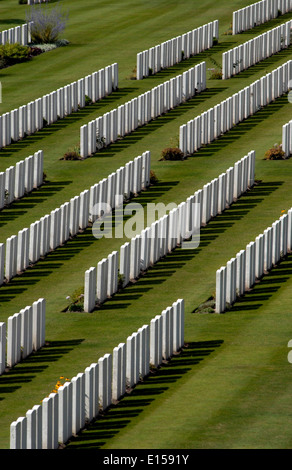 AJAXNETPHOTO. ETAPLES - FRANCE. BRITISH & COMMONWEALTH WAR GRAVE CEMETERY - LOCATED ON THE D940 FROM BOULOGNE TO LE TOUQUET. IT IS THE LARGEST OF THE BRITISH & COMMONWEALTH CEMETERIES IN FRANCE.  PHOTO:JONATHAN EASTLAND/AJAX  REF:D50109/342 Stock Photo