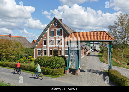 thatched house with traditional gate, Hogendiekbrueck, Altes Land (Old Country), Lower Saxony, Germany Stock Photo