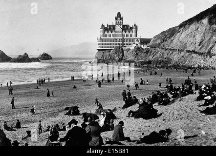 The beach and Cliff House, San Francisco, California, circa 1902 Stock Photo