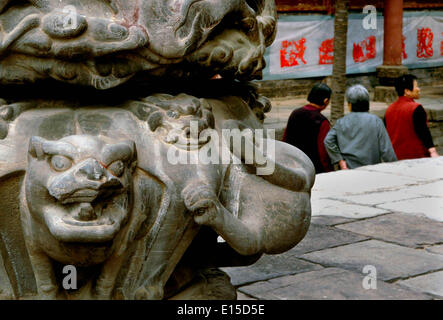(140523) -- ZHENGZHOU, May 23, 2014 (Xinhua) -- Photo taken on April 11, 2012 shows a sculpted stone column base at the Luoyang Folklore Museum in Luoyang, central China's Henan Province. A large number of architectural sculptures have been preserved in historical sites of Henan, which is one of the cradles of the Chinese civilization. Many of the sculptures, created from stones, bricks, or wood, were used as building parts of residences, shrines and memorial archways, among other architecture types. Underlining both the mood and the details, these sculptures have themes including daily life,