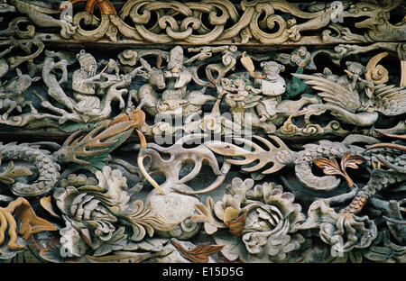 (140523) -- ZHENGZHOU, May 23, 2014 (Xinhua) -- Photo taken on March 6, 2006 shows wood sculptures under the eaves of the main hall of the Shanxi-Shaanxi-Gansu Guild in Kaifeng, central China's Henan Province. A large number of architectural sculptures have been preserved in historical sites of Henan, which is one of the cradles of the Chinese civilization. Many of the sculptures, created from stones, bricks, or wood, were used as building parts of residences, shrines and memorial archways, among other architecture types. Underlining both the mood and the details, these sculptures have themes