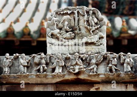 (140523) -- ZHENGZHOU, May 23, 2014 (Xinhua) -- Photo taken on July 18, 2001 shows human sculptures on a stone archway at the Shanxi-Shaanxi Guild in Sheqi County, central China's Henan Province. A large number of architectural sculptures have been preserved in historical sites of Henan, which is one of the cradles of the Chinese civilization. Many of the sculptures, created from stones, bricks, or wood, were used as building parts of residences, shrines and memorial archways, among other architecture types. Underlining both the mood and the details, these sculptures have themes including dail