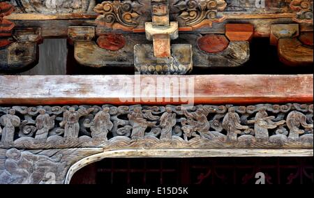 (140523) -- ZHENGZHOU, May 23, 2014 (Xinhua) -- Photo taken on May 24, 2010 shows wood sculptures under the eaves of the main hall of the Anguo Temple in Licun Township of Shanxian County, central China's Henan Province. A large number of architectural sculptures have been preserved in historical sites of Henan, which is one of the cradles of the Chinese civilization. Many of the sculptures, created from stones, bricks, or wood, were used as building parts of residences, shrines and memorial archways, among other architecture types. Underlining both the mood and the details, these sculptures h