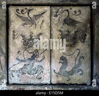 (140523) -- ZHENGZHOU, May 23, 2014 (Xinhua) -- Photo taken on Sept. 22, 2012 shows carvings on the stone gates of an East Han Dynasty (25-220 AD) mausoleum displayed in a museum in Nanyang, central China's Henan Province. A large number of architectural sculptures have been preserved in historical sites of Henan, which is one of the cradles of the Chinese civilization. Many of the sculptures, created from stones, bricks, or wood, were used as building parts of residences, shrines and memorial archways, among other architecture types. Underlining both the mood and the details, these sculptures