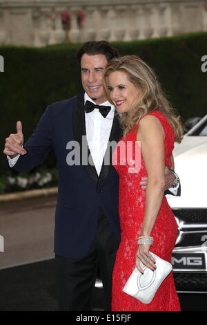Cannes, France. 22nd May 2014. US actor John Travolta (L) and wife Kelly Preston attend the Cinema Against AIDS amfAR gala 2014 held at the Hotel du Cap, Eden Roc in Cap d'Antibes, France, 22 May 2014, during the 67th annual Cannes Film Festival. Photo: Hubert Boesl/dpa NO WIRE SERVICE/Alamy Live News Stock Photo