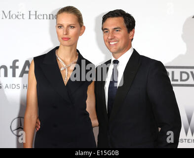 Cannes, France. 22nd May 2014. Czech model Karolina Kurkova (L) and her husband Archie Drury attend the Cinema Against AIDS amfAR gala 2014 held at the Hotel du Cap, Eden Roc in Cap d'Antibes, France, 22 May 2014, during the 67th annual Cannes Film Festival. Photo: Hubert Boesl/dpa NO WIRE SERVICE/Alamy Live News Stock Photo
