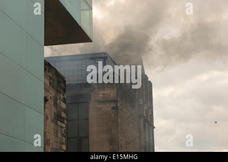 Renfrew Street, Glasgow, Scotland, UK. 23rd May, 2014. Charles Rennie Mackintosh designed Glasgow School of Art building on fire with fire crews in attendance as smoke bellows out of the historic building. Paul Stewart/Alamy News Stock Photo