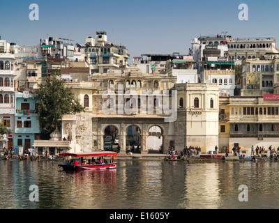 India, Rajasthan, Udaipur, Gangori Ghat, excursion boat on Lake Pichola at Bagore Ki Haveli Stock Photo