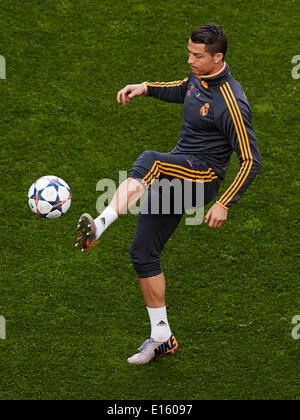 23.05.2014, Lisbon, Portugal Midfielder Cristiano Ronaldo of Real Madrid in action during the Real Madrid training session prior to the UEFA Champions League final between Real Madrid and Atletico Madrid at Sport Lisboa e Benfica Stadium, Lisbon, Portugal Stock Photo