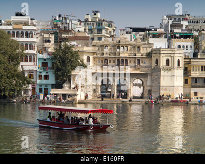 India, Rajasthan, Udaipur, Gangori Ghat, excursion boat on Lake Pichola at Bagore Ki Haveli Stock Photo