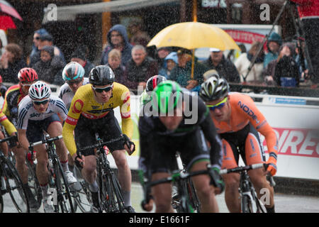 Aberystwyth, Wales, UK. 23rd May, 2014. Tour leader & Olympic Gold medalist, Ed Clancy MBE negotiates the tight bend onto the finishing straight in heavy rain during the Pearl Izumi Tour Series stage 4 held at Aber Cyclefest, Aberystywyth, UK Credit:  Jon Freeman/Alamy Live News Stock Photo