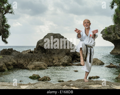 Karate master Narihiro Shinjo - Uechi Ryu Karate, Training on the beach in  Yomitan, Okinawa, Japan. Stock Photo