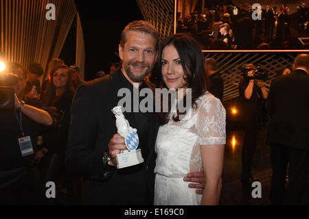 Munich, Germany. 23rd May, 2014. The actor Kai Wiesinger celebrates with his girlfriend after the presentation in Munich, Germany, 23 May 2014. The Bavarian TV award in shape of a panther is presented since 1989. Photo: Felix Hoerhager/dpa -NO WIRE SERVICE - -/dpa/Alamy Live News