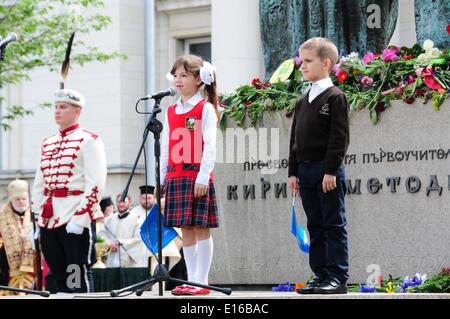 Sofia, Bulgaria. 24th May, 2014. Bulgarians recite poems during the commemoration of national day of Culture and Slavic Script in Sofia, Bulgaria, May 24, 2014. Numerous festivities were held on Saturday across Bulgaria in commemoration of saints Cyril and Methodius, two priests of possibly Slavic origin who are considered co-patrons of Europe. Credit:  Chen Hang/Xinhua/Alamy Live News Stock Photo