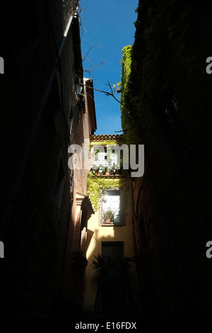 Narrow alley in the old town of Tora n the North East of the comarca (county) of Segarra, in the province of Lleida, Catalonia, Spain Stock Photo