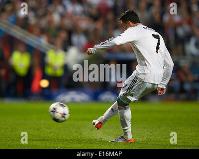 24.05.2014, Lisbon, Portugal. Midfielder Gareth Bale of Real Madrid looks  on during the UEFA Champions League final game between Real Madrid and  Atletico Madrid at Sport Lisboa e Benfica Stadium, Lisbon, Portugal