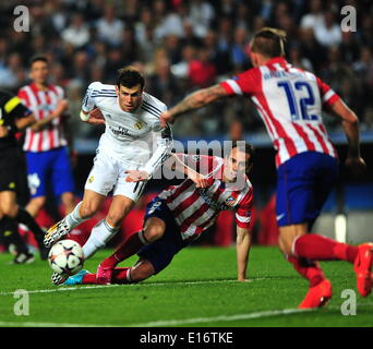 Lisbon, Portugal. 24th May, 2014. Real Madrid's Gareth Bale (L) breaks through during the UEFA Champions League Final Real Madrid vs Atletico de Madrid at Luz stadium in Lisbon, capital of Portugal, on May 24, 2014. Real Madrid won 4-1. © Zhang Liyun/Xinhua/Alamy Live News Stock Photo