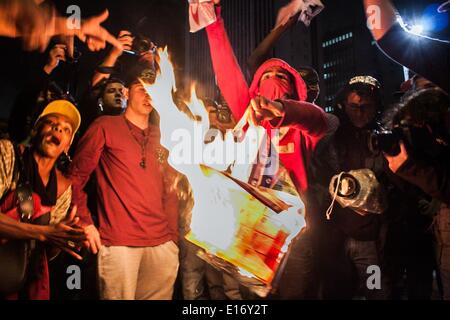 Sao Paulo, Brazil. 14th May, 2014. About 300 protesters gathered on the evening of Saturday (25) in Sao Paulo, to protest the 2014 World Cup in Brazil. Participants walked for about 5 km, and at the end of the act, burnt objects related to the World Cup. © Taba Benedicto/NurPhoto/ZUMAPRESS.com/Alamy Live News Stock Photo