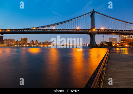 The Manhattan Bridge and skyline in New York City at night Stock Photo