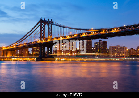 The Manhattan Bridge and skyline in New York City at night Stock Photo