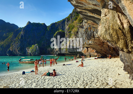Maya Bay and beach on Ko Phi Phi Le island, Andaman Sea, Thailand Stock Photo
