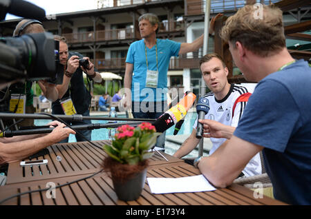 Passeier, Italy. 25th May, 2014. Kevin Großkreutz (2-R) talks during an interview at the 'media day' of the German national soccer team at the team hotel in St. Leonhard in Passeier, Italy, 25 May 2014. Germany's squad prepares for the upcoming FIFA World Cup 2014 in Brazil at a training camp in South Tyrol until 30 May 2014. Photo: Andreas Gebert/dpa/Alamy Live News Stock Photo