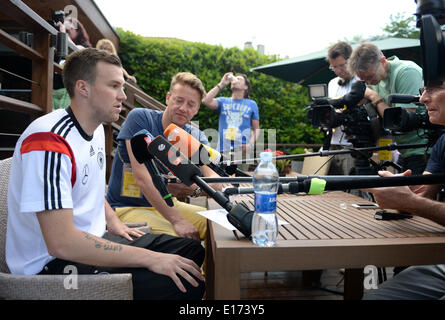 Passeier, Italy. 25th May, 2014. Kevin Großkreutz (L) talks during an interview at the 'media day' of the German national soccer team at the team hotel in St. Leonhard in Passeier, Italy, 25 May 2014. Germany's squad prepares for the upcoming FIFA World Cup 2014 in Brazil at a training camp in South Tyrol until 30 May 2014. Photo: Andreas Gebert/dpa/Alamy Live News Stock Photo