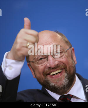 Berlin, Germany. 25th May, 2014. SPD frontrunner Martin Schulz celebrates during the election night in Berlin, Germany, 25 May 2014. Around 400 million voters are expected to decide on the future composition of the European Parliament. Photo: Michael Kappeler/dpa/Alamy Live News Stock Photo