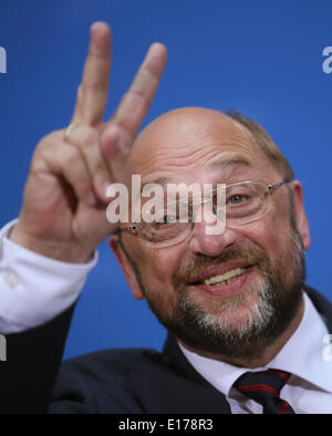 Berlin, Germany. 25th May, 2014. SPD frontrunner Martin Schulz celebrates during the election night in Berlin, Germany, 25 May 2014. Around 400 million voters are expected to decide on the future composition of the European Parliament. Photo: Michael Kappeler/dpa/Alamy Live News Stock Photo