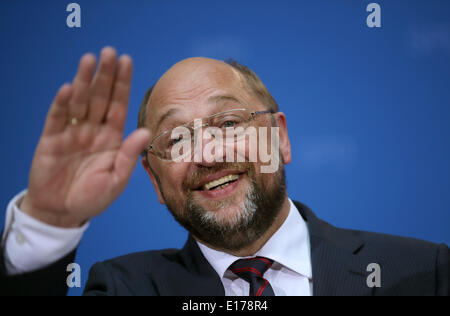 Berlin, Germany. 25th May, 2014. SPD frontrunner Martin Schulz celebrates during the election night in Berlin, Germany, 25 May 2014. Around 400 million voters are expected to decide on the future composition of the European Parliament. Photo: Michael Kappeler/dpa/Alamy Live News Stock Photo