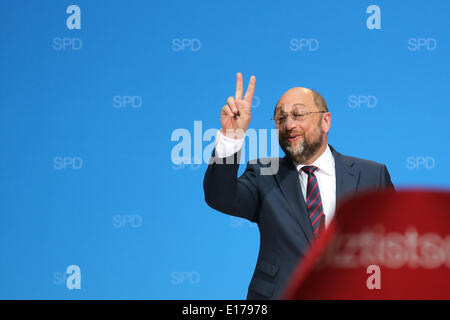 Berlin, Germany. 25th May, 2014. SPD frontrunner Martin Schulz celebrates during the election night in Berlin, Germany, 25 May 2014. Around 400 million voters are expected to decide on the future composition of the European Parliament. Photo: Kay Nietfeld/dpa/Alamy Live News Stock Photo