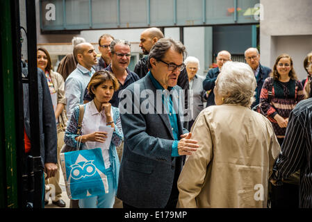 Barcelona, Spain. May 25th, 2014: Artur Mas i Gavarro, President of the Generalitat of Catalonia, greets citizens as he enters the polling location for the European Parliament election in Barcelona. Credit:  matthi/Alamy Live News Stock Photo