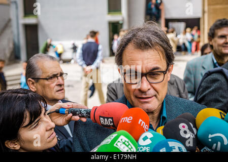 Barcelona, Spain. May 25th, 2014: Artur Mas i Gavarro, President of Catalonia, attends the gathered press after casting his ballot in the European Parliament election in a polling station in Barcelona. Credit:  matthi/Alamy Live News Stock Photo