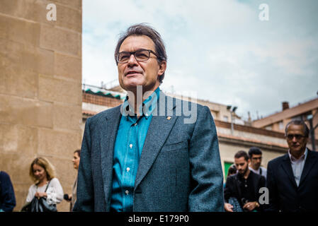 Barcelona, Spain. May 25th, 2014: Artur Mas i Gavarro, President of the Generalitat de Catalunya, leaves the polling location for the European Parliament election in Barcelona. Credit:  matthi/Alamy Live News Stock Photo