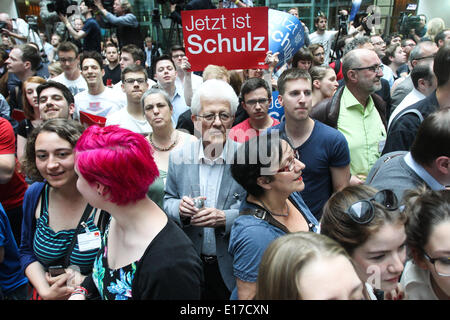 Berlin, Germany. 25th May, 2014. Supporters of Martin Schulz, incumbent president of the European Parliament (EP) and Party of European Socialists' (PES) candidate for the EP elections, hold posters reading 'Now is Schulz' at the German Social Democrat's (SPD) headquarters in Berlin, Germany, on May 25, 2014. Martin Schulz, top candidate of European socialists, showed confidence in his bid for the post of European Commission (EC) president after Germany's election to the EP ended on Sunday. Credit:  Xinhua/Alamy Live News Stock Photo