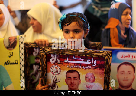 Gaza, Palestinian Territories. 26th May, 2014. Palestinians attend a weekly protest at the Red Cross office in Gaza City, on May 26, 2014 to express solidarity with Palestinian prisoners on hunger strike in Israeli jails. © Momen Faiz/NurPhoto/ZUMAPRESS.com/Alamy Live News Stock Photo